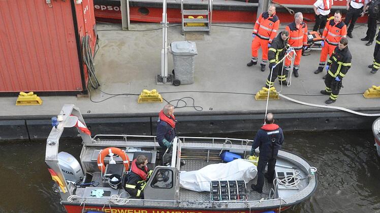 In Hamburg wurde eine Wasserleiche in der Elbe entdeckt. Mit hoher Wahrscheinlichkeit handelt es sich bei dem Toten um den vermissten Schotten Liam Colgan.  Foto: citynewstv/dpa-Zentralbild/dpa
