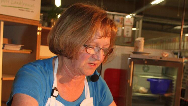 Als Vorspeise kredenzte Edith Wagner Brotsalat mit Eisbergsalat und alten Brotwürfelchen.Sonny Adam