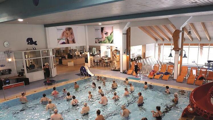 Nach dem "Lauf ins Stadtfest" wurde das Angebot der "Aqua Fitness" im Wasser gerne angenommen. Maximilian Enders