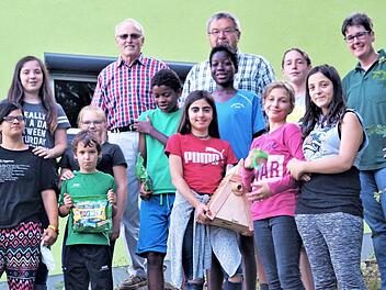 F&uuml;r das Haus 14 gab es als Gewinnerpreis des Wettbewerbs "Mehr Gr&uuml;n im Kinderdorf" einen Nistkasten.  Foto: Christine Benkert