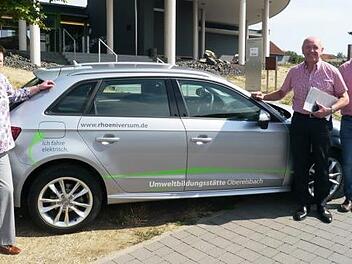 Der Gesch&auml;ftsf&uuml;hrer der Umweltbildungsst&auml;tte,  Bernd Fischer (rechts), Landrat Thomas Habermann (2.von rechts)  und Oberelsbachs B&uuml;rgermeisterin  Brigitte Erb (links) mit dem neuen  Audi sportback e-tron. Luisa Schrenk