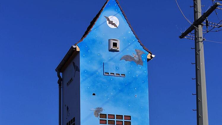 Der Turm ist eine markante Erscheinung.   Foto: Evi Seeger