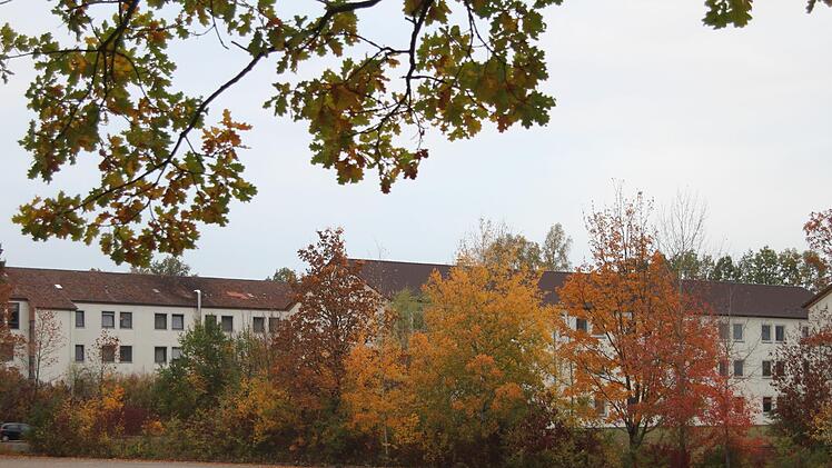 Die "Biomassewärme Ebern GmbH" versorgt den überwiegenden Teil der Gebäude der ehemaligen Kaserne, die hier in herbstlicher Umgebung sichtbar sind. Foto: Günther Geiling