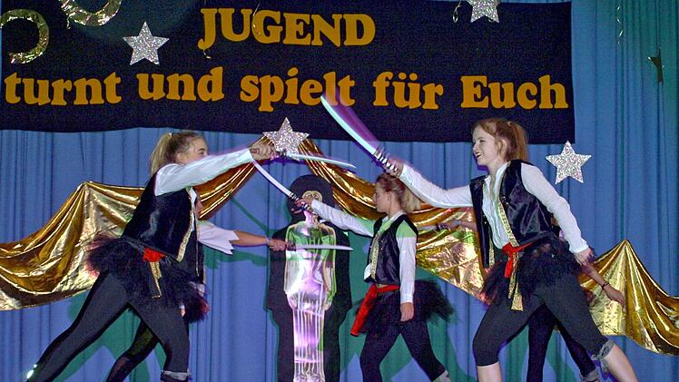 "Der Fluch der Karibik" und andere Filmhighlights wurden gekonnt auf der Turnmatte präsentiert. Susanne Deuerling