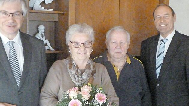 Von links: R&uuml;diger Gerst, das Jubelpaar und Hans-Dieter Ru&szlig;&nbsp; Foto: p