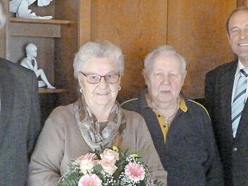 Von links: Rüdiger Gerst, das Jubelpaar und Hans-Dieter Ruß  Foto: p