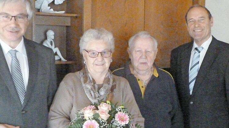 Von links: Rüdiger Gerst, das Jubelpaar und Hans-Dieter Ruß  Foto: p
