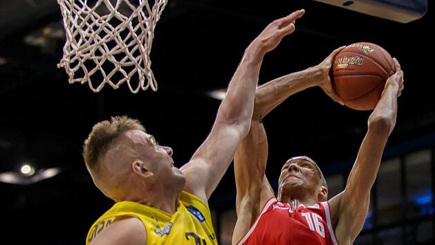 Der st&auml;mmige Oldenburger Center Rasid Mahalbasic (links) versucht, den Wurf  des Bambergers Louis Olinde zu blocken.Andreas Burmann