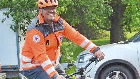 Ein Helm in der entsprechenden Farbe der BRK-Einsatzkleidung gehört natürlich ebenso dazu wie die erste Probefahrt.  Foto: Hanns Friedrich