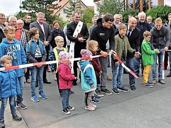 Bei Groß und Klein war die Freude riesig. Schlüsselfelds Bürgermeister Johannes Krapp (5. v. r. neben stellvertretendem Landrat Johann Pfister) und Planer Georg Schreiber durchschnitten bei der Einweihung das Band. Foto: Evi Seeger