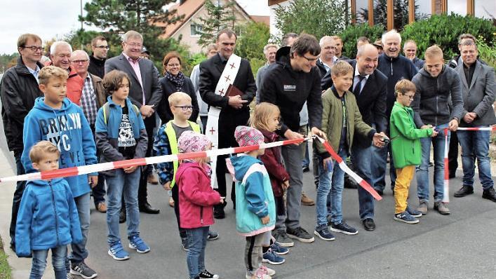 Bei Groß und Klein war die Freude riesig. Schlüsselfelds Bürgermeister Johannes Krapp (5. v. r. neben stellvertretendem Landrat Johann Pfister) und Planer Georg Schreiber durchschnitten bei der Einweihung das Band. Foto: Evi Seeger