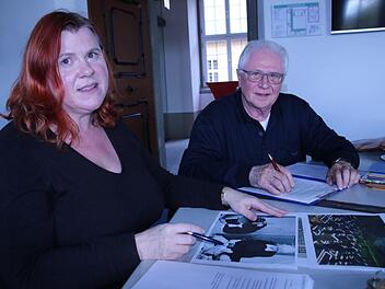 Brigitte Eichner-Grünbeck und Norbert Moschall beim Sichten historischer Bilder vom Banzer Flüchtlingsaltenheim.Matthias Einwag