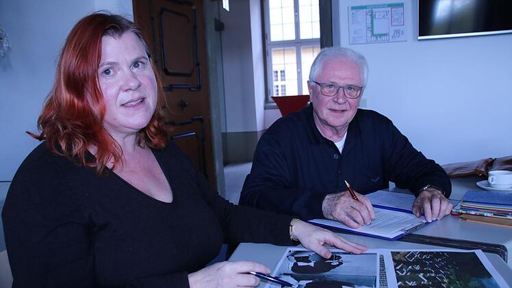 Brigitte Eichner-Grünbeck und Norbert Moschall beim Sichten historischer Bilder vom Banzer Flüchtlingsaltenheim.Matthias Einwag