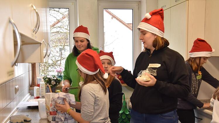 In der Weihnachtsb&auml;ckerei mit den Betreuerinnen Jasmin und Katha.  Foto: Uschi Prawitz