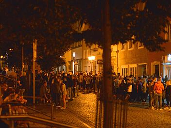 An die Corona-Regeln hält sich keiner: 200 bis 300 junge Menschen feiern am Wochenende vor den  Kneipen in der Oberen Stadt. Foto: Karl Heinz Weber