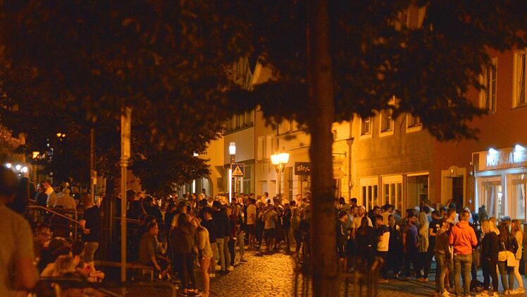 An die Corona-Regeln hält sich keiner: 200 bis 300 junge Menschen feiern am Wochenende vor den  Kneipen in der Oberen Stadt. Foto: Karl Heinz Weber