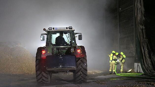 In Neustadt an der Aisch geriet über Nacht eine Lagerhalle in Brand.