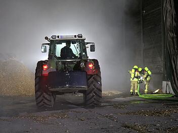 In Neustadt an der Aisch geriet über Nacht eine Lagerhalle in Brand.