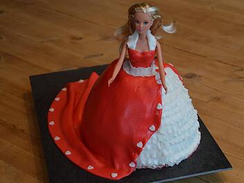 Schwer vorstellbar, dass diese Barbie-Torte bald gegessen wird. Manuela Kapitz hat sie für einen 8. Geburtstag gebacken. Foto: Michael Kapitz.