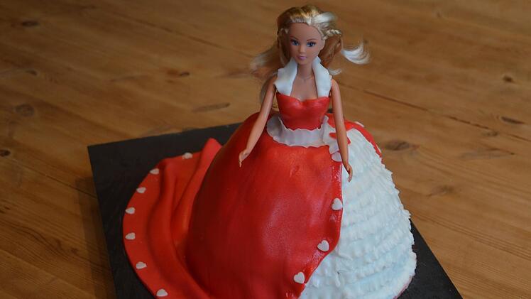 Schwer vorstellbar, dass diese Barbie-Torte bald gegessen wird. Manuela Kapitz hat sie für einen 8. Geburtstag gebacken. Foto: Michael Kapitz.