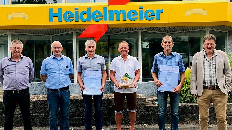 Betriebs- und Haustechnikleiter Ronald Kuhn (von links), Abteilungsleiter Heizung/Sanitär Fertighaus Volker Mathes und Geschäftsinhaber Hans-Jörg Heidelmeier (rechts) gratulieren den Jubilaren Ludwig Schneider (40 Jahre), Leszek Biskup (28 Jahre) und Diethard Brust (50 Jahre).