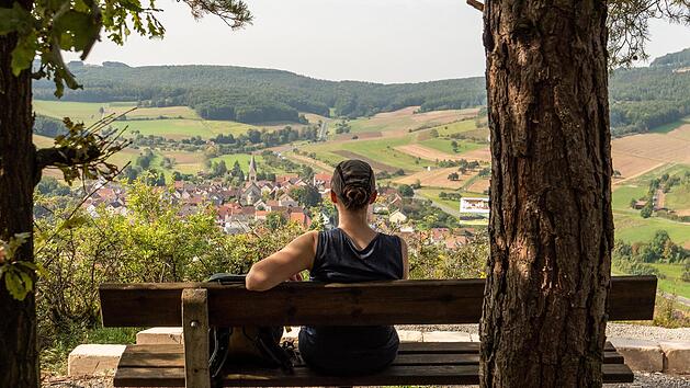 Beim der Kalk- und Kultourweg kommen die Teilnehmenden auch am Laibergkreuz vorbei.