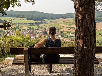 Beim der Kalk- und Kultourweg kommen die Teilnehmenden auch am Laibergkreuz vorbei.