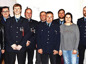 Der Festausschuss mit dem Vorstand und den F&uuml;hrungskr&auml;ften der Wehr, Erster B&uuml;rgermeisterin Christine Frie&szlig; sowie dem neuen Mitglied Eglantina Doerfer.