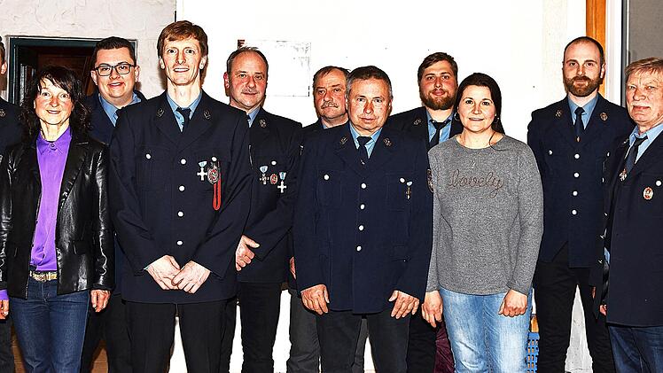 Der Festausschuss mit dem Vorstand und den F&uuml;hrungskr&auml;ften der Wehr, Erster B&uuml;rgermeisterin Christine Frie&szlig; sowie dem neuen Mitglied Eglantina Doerfer.