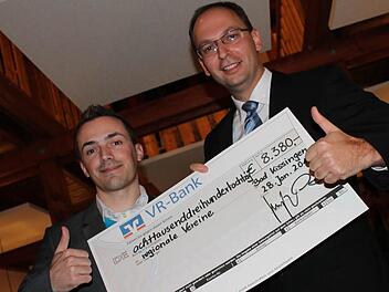 Tobias Vogel (links) vom TSV Reiterswiesen die Spende von Rainer Geis von der VR Bank entgegen.   Foto: Benedikt Borst