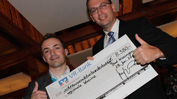Tobias Vogel (links) vom TSV Reiterswiesen die Spende von Rainer Geis von der VR Bank entgegen.   Foto: Benedikt Borst