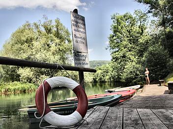 Vintage-Paradies für Romantiker: im Familienbad in Streitberg kurz hinter Ebermannstadt mitten in der Fränkischen Schweiz kann man direkt vom Bootssteg in die eiskaffeekalte Wiesent hüpfen. Fotos: Nikolas Pelke