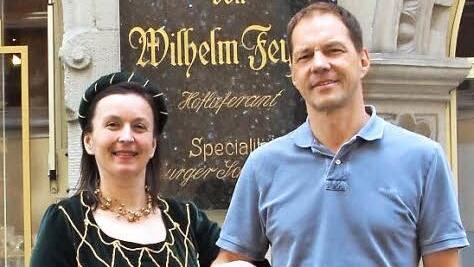 Hoflieferanten wie die Konditorei Feyler durften sich mit dem herzoglichen Wappen schmücken. Nora Meixner führt als Hofdame Nora von Hirsch auf Gereuth zu den Coburger Hoflieferanten, Peter Feyler hält die Tradition hoch. Foto: Simone Bastian