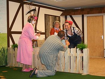 Beim Dreiakter "Schlachtfest bei Schmidt" fällt gar ein Schuss im idyllischen Waldfenster. Fotos: Gabriele Sell