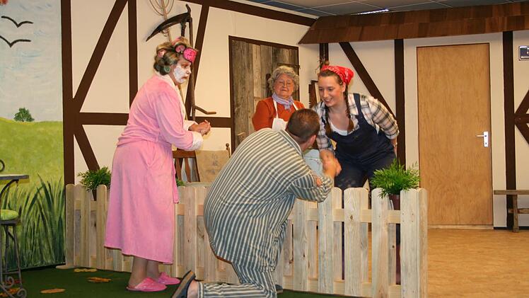 Beim Dreiakter "Schlachtfest bei Schmidt" fällt gar ein Schuss im idyllischen Waldfenster. Fotos: Gabriele Sell