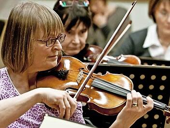 Volle Konzentration: Eilika Bär spielt Geige beim "Musizierkreis". Im Hintergrund an der Viola: Agnes Bock. Fotos: Jochen Berger