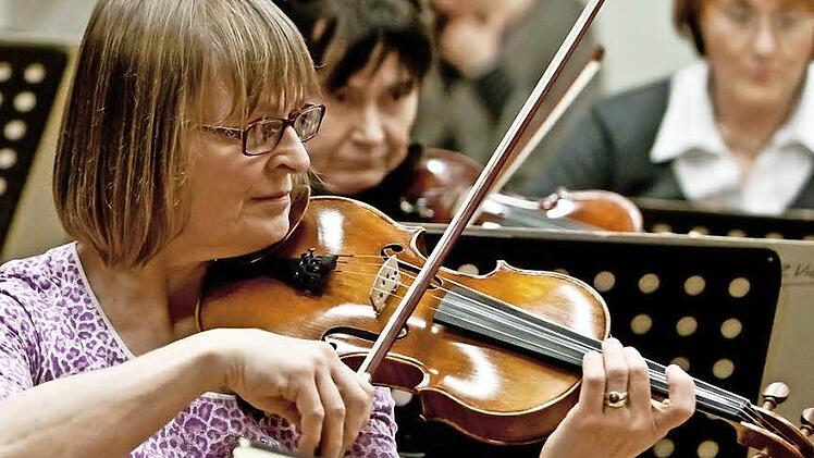 Volle Konzentration: Eilika Bär spielt Geige beim "Musizierkreis". Im Hintergrund an der Viola: Agnes Bock. Fotos: Jochen Berger