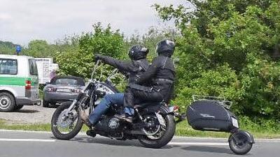 Auch ein Motorrad mit Nachläufer kam zur Kontrollstelle.