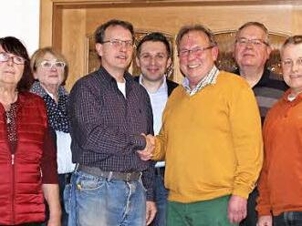 Frank Eckstein (Dritter von links) ist der neue Vorsitzende des SPD-Ortsvereins Dörfles-Esbach. Detlef Wilhelm (Dritter von rechts) hat das Amt nach 30 Jahren abgegeben. Helga Wilhelm, Kassiererin Heide Wimmer, SPD-Kreisvorsitzender Carsten Höllein, Dietmar Baumgärtner und Norbert Rose (von links) gratulierten zur Wahl.  Foto: cahö