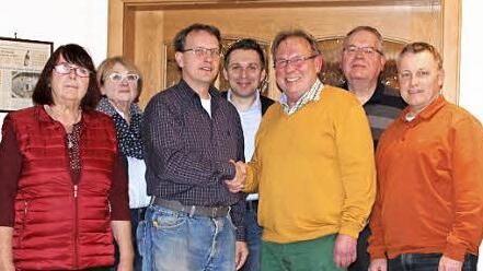 Frank Eckstein (Dritter von links) ist der neue Vorsitzende des SPD-Ortsvereins Dörfles-Esbach. Detlef Wilhelm (Dritter von rechts) hat das Amt nach 30 Jahren abgegeben. Helga Wilhelm, Kassiererin Heide Wimmer, SPD-Kreisvorsitzender Carsten Höllein, Dietmar Baumgärtner und Norbert Rose (von links) gratulierten zur Wahl.  Foto: cahö