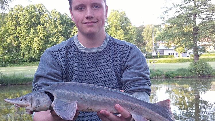 Justin Schwarz mit einem kapitalen Hecht in seinen Händen.  Foto: Michael Kastl