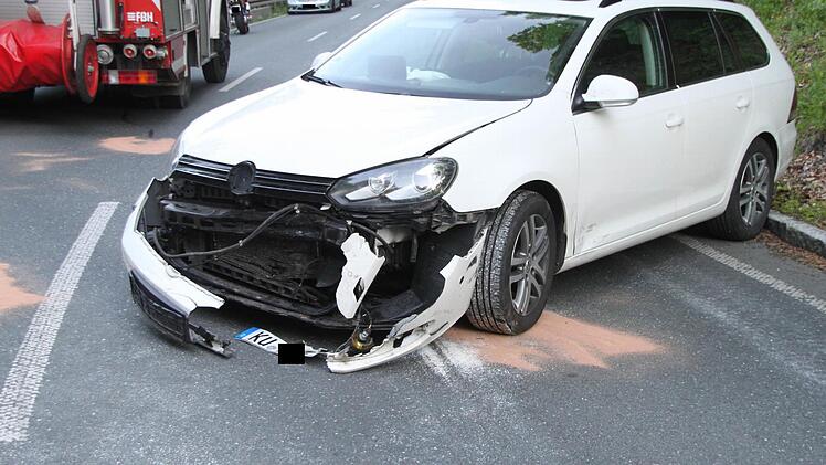 Kurz nach Kasendorf (in Richtung Azendorf) war ein Motorradfahrer in einen VW geschleudert. Foto: Jürgen Gärtner