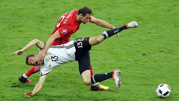 W&uuml;rden Thomas M&uuml;ller und die DFB-Elf in der Vorrunde ausscheiden, w&auml;re das ein &auml;hnliches Kunstst&uuml;ck wie diese Szene. Foto: Kenzo, afp