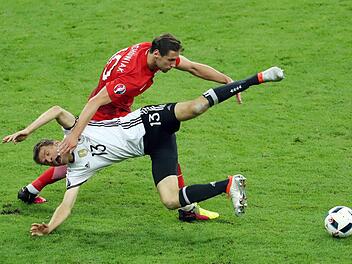 Würden Thomas Müller und die DFB-Elf in der Vorrunde ausscheiden, wäre das ein ähnliches Kunststück wie diese Szene. Foto: Kenzo, afp