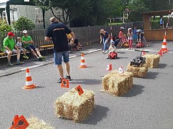 Der zweij&auml;hrige Luke Reugels steuert sein Bobbycar.  Foto: Christiane Reuther