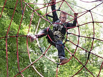 Nach dem Hochseilgarten können die Gäste immer noch weiter klettern, beispielsweise im Spinnennetz.  Foto: Josef Hofbauer