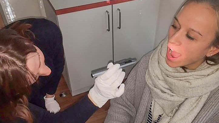 Die Medizinstudenten üben die praktische Arbeit eines Arztes. Fotos: privat