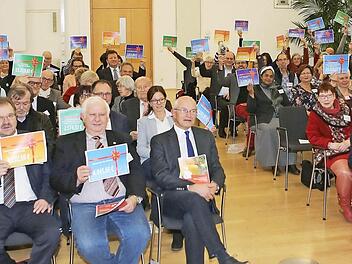 Die Sparkasse Bamberg verteilte 184 000 Euro auf 64 Stiftungen.  Foto: RiegerPress
