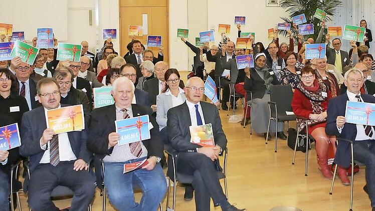 Die Sparkasse Bamberg verteilte 184 000 Euro auf 64 Stiftungen.  Foto: RiegerPress