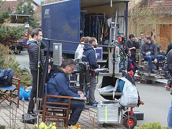 Ein riesiges Produktionsteam war in der Straße Am Peuntgarten in Thurnau im Einsatz. Dort wurde mit den Hauptdarstellern Felix Voss (Fabian Hinrichs) und Paula Ringelhahn (Dagmar Manzel)  für den neuen Frankentatort gedreht. Foto: Alexander Hartmann